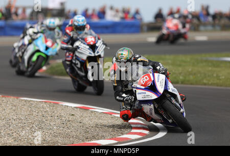 Portrush, Nordirland. 19 Mai, 2018. Internationale North West 200 Motorrad Rennen, Samstag Racing; Peter Hickman (Smiths Racing BMW) nimmt Platz 2 in der Superstock rennen Credit: Aktion plus Sport/Alamy leben Nachrichten Stockfoto