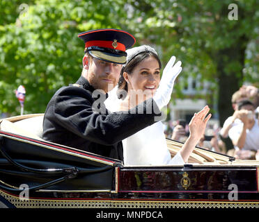 Windsor, Großbritannien. 19. Mai 2018. Meghan Markle und Prinz Harry bei der Beförderung Prozession auf dem langen Weg der Credit: Finnbarr Webster/Alamy leben Nachrichten Stockfoto