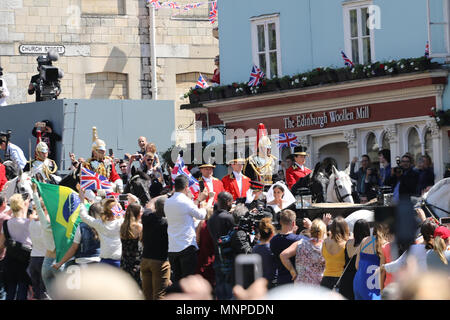 Windsor, UK, 19. Mai 2018. königliche Hochzeit 19. Mai 2018 Prinz Harry und Meghan Markle, Windsor Castle nach der Zeremonie, Menschenmassen jubeln für den Preis und die Prinzessin Stockfoto