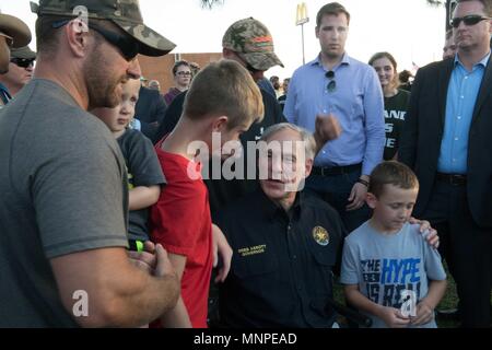 Texas, USA, 18. Mai 2018 - Greg Abt spricht mit einigen Kindern während der gebetswache der Santa Fe High School shooting am 18. Mai 2018 Credit: Carolina Sanchez-Monge/ZUMA Draht/Alamy leben Nachrichten Stockfoto