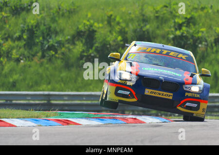 Andover, Hampshire, UK, 19. Mai 2018. Andreas Jordan (Team BMW/BMW Pirtek Racing) Rennen in Thruxton Rennstrecke während einer freien Training am Dunlop MSA British Touring Car Championship in Thruxton Rennstrecke, Andover, Hampshire, Vereinigtes Königreich. Mit der höchsten Durchschnittsgeschwindigkeit jeder Spur, für die der BTCC, 2.4 Die Thruxton Meile Stromkreis besucht bietet einige der größten und Nervenkitzel im Motorsport und hat den Ruf, ein wahrer Treiber Titel erworben. 1993, Damon Hill im Williams Formel-1-Auto um den Stromkreis mit einer durchschnittlichen Geschwindigkeit von 147 mph und der Fahrer fuhr erreichen 18. Stockfoto