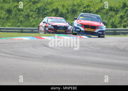 Andover, Hampshire, UK, 19. Mai 2018. Stephen Jelley (Team Parker Racing) gejagt werden von Adam Morgan (Ciceley Motorsport) während einer freien Training am Dunlop MSA British Touring Car Championship in Thruxton Rennstrecke, Andover, Hampshire, Vereinigtes Königreich. Mit der höchsten Durchschnittsgeschwindigkeit jeder Spur, für die der BTCC, 2.4 Die Thruxton Meile Stromkreis besucht bietet einige der größten und Nervenkitzel im Motorsport und hat den Ruf, ein wahrer Treiber Titel erworben. 1993, Damon Hill fuhr einen Williams Formel-1-Auto um den Stromkreis mit einer durchschnittlichen Geschwindigkeit von 147 mph und Treiber ca Stockfoto