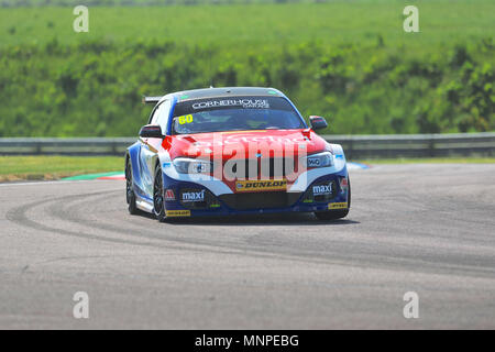 Andover, Hampshire, UK, 19. Mai 2018. Stephen Jelley (Team Parker Racing) Rennen in Thruxton Rennstrecke während einer freien Training am Dunlop MSA British Touring Car Championship in Thruxton Rennstrecke, Andover, Hampshire, Vereinigtes Königreich. Mit der höchsten Durchschnittsgeschwindigkeit jeder Spur, für die der BTCC, 2.4 Die Thruxton Meile Stromkreis besucht bietet einige der größten und Nervenkitzel im Motorsport und hat den Ruf, ein wahrer Treiber Titel erworben. 1993, Damon Hill fuhr einen Williams Formel-1-Auto um den Stromkreis mit einer durchschnittlichen Geschwindigkeit von 147 km/h und 186 km/h erreichen. C Stockfoto