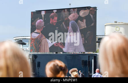 Brighton UK Mai 2018 19 - Tausende zusehen, wie Prinz Harry setzt den Ring auf den Finger Meghans während der königlichen Hochzeit zwischen Prinz Harry und Meghan Markle auf einem riesigen Bildschirm auf die von der Küste von Brighton West Pier errichtet Heute: Simon Dack/Alamy leben Nachrichten Stockfoto