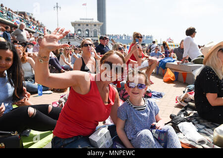 Brighton UK Mai 2018 19 - Tausende watch die königliche Hochzeit zwischen Prinz Harry und Meghan Markle auf einem riesigen Bildschirm auf die von der Küste von Brighton West Pier heute: Simon Dack/Alamy Leben Nachrichten errichtet. Stockfoto