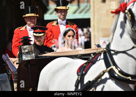 Windsor, Großbritannien. 19 Mai, 2018. Prinz Harry (L), Herzog von Sussex und Meghan, Herzogin von Sussex verlassen Windsor Castle in einer Kutsche während einer Prozession nach Windsor, Großbritannien verheiratet, am 19. Mai 2018. Der britische Prinz Harry und Amerikanische Schauspielerin Meghan Markle hat den Knoten Samstag an der St. George's Chapel in Windsor gebunden. Quelle: Pool/Lionel Hahn/ABACAPRESS/Xinhua/Alamy leben Nachrichten Stockfoto