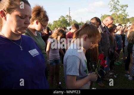 Santa Fe, Texas, USA. 18 Mai, 2018. Mahnwache für die Opfer eines tödlichen Schießen auf Santa Fe High School statt. Zehn Menschen getötet und 10 in eine Schießerei verwundet Freitag Morgen an einem High School südlich von Houston, sagten die Behörden. Credit: Carolina Sanchez-Monge/ZUMA Draht/Alamy leben Nachrichten Stockfoto