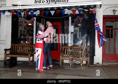 New York, USA. 19 Mai, 2018. Britische Auswanderer verpackt Tee & Sympathie eine britische Restaurant im New Yorker Greenwich Village die königliche Hochzeit von Seiner Königlichen Hoheit, Prinz Harry, der Herzog von Sussex, US-amerikanische Schauspielerin Meghan Markle zu sehen, jetzt die Herzogin von Sussex am 19. Mai 2018. Abgebildet sind, Sean Kavanagh-Donsett, rechts, und Frau, Nicky Perry, Besitzer der Tee- und Sympathie. © 2018 G. Ronald Lopez/DigiPixsAgain. us/Alamy Live Neue Stockfoto