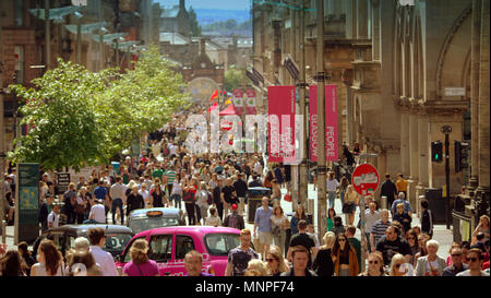 Glasgow, Schottland, Großbritannien, 19. Mai.de Wetter: sonnig Wetter über die Stadt die Einheimische und Touristen in die Straßen brachte für die Hähne aff Wetter. Als die königliche Hochzeit wurde von frühen Nachtschwärmer in der Buchanan Street Style Meile Fashion Center von Schottland hervorgehoben. Gerard Fähre / alamy Nachrichten Stockfoto