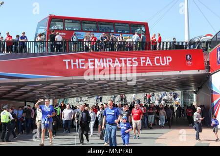 London, Großbritannien. 19. Mai 2018. Fans Richtung Wembley Stadion Credit: Alex Cavendish/Alamy leben Nachrichten Stockfoto