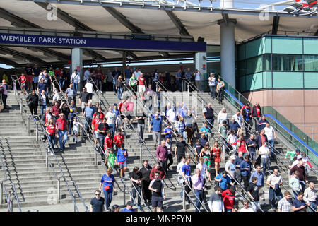 London, Großbritannien. 19. Mai 2018. Fans Richtung Wembley Stadion Credit: Alex Cavendish/Alamy leben Nachrichten Stockfoto