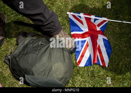 London, Großbritannien. 19 Mai, 2018. Jane Batchelor gingen über drei tausend Meilen zu Windsor die königliche Hochzeit feiern zu verbinden. Es war das Ende der Spaziergang durch die britische Geschichte gehen, die in Shetland Islands gestartet. Die Heirat von Prinz Harry und Ms Meghan Markle erfolgt in Windsor am Samstag, den 19. Mai 2018. Mehr als 200.000 Menschen werden erwartet, um auf Windsor, Windsor, UK abzusteigen. Credit: Veronika Lukasova/ZUMA Draht/Alamy leben Nachrichten Stockfoto