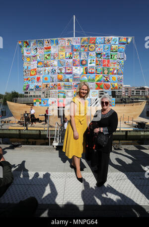 19. Mai 2018, Deutschland, Rostock: Mecklenburg-vorpommern Premier Manuela Schwesig (L) von der Sozialdemokratischen Partei (SPD) und Emilia Kabakov stehen vor der Hip der Toleranz", die festlich mit der Einstellung der Segel geweiht wurde. Die russische Künstlerpaar Kabakov, die in den USA ist der Initiator des Global Art Projekt lebt. Sie wollen Menschen aus verschiedenen Kontinenten, Kulturen und Identitäten mit dem Schiff zu verbinden. Foto: Bernd Wüstneck/dpa Stockfoto