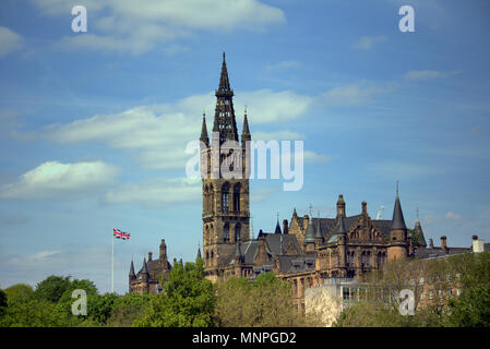 Glasgow, Schottland, Großbritannien, 19. Mai.de Wetter: Universität Glasgow fliegen die Union Flag in der Feier von der königlichen Hochzeit ungewöhnlich für einen nationalistischen Stadt Kelvingrove Park. Gerard Fähre / alamy Nachrichten Stockfoto