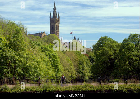 Glasgow, Schottland, Großbritannien, 19. Mai.de Wetter: Universität Glasgow fliegen die Union Flag in der Feier von der königlichen Hochzeit ungewöhnlich für einen nationalistischen Stadt Kelvingrove Park. Gerard Fähre / alamy Nachrichten Stockfoto