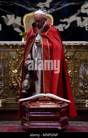 Vatikanstadt, 19. Mai 2018 - der Staat der Vatikanstadt (Heiliger Stuhl) Papst Franziskus der Ritus der Exequien für die kolumbianischen Kardinal Dario Castrillon Hoyos in der Altare della Cattedra in der Basilika von St. Peter im Vatikan den Vorsitz. Credit: Evandro Inetti/ZUMA Draht/Alamy leben Nachrichten Stockfoto