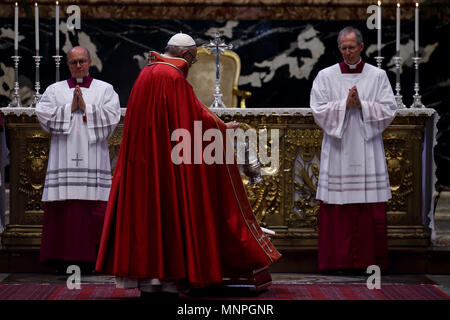 Vatikanstadt, 19. Mai 2018 - der Staat der Vatikanstadt (Heiliger Stuhl) Papst Franziskus der Ritus der Exequien für die kolumbianischen Kardinal Dario Castrillon Hoyos in der Altare della Cattedra in der Basilika von St. Peter im Vatikan den Vorsitz. Credit: Evandro Inetti/ZUMA Draht/Alamy leben Nachrichten Stockfoto