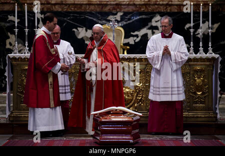 Vatikanstadt, 19. Mai 2018 - der Staat der Vatikanstadt (Heiliger Stuhl) Papst Franziskus der Ritus der Exequien für die kolumbianischen Kardinal Dario Castrillon Hoyos in der Altare della Cattedra in der Basilika von St. Peter im Vatikan den Vorsitz. Credit: Evandro Inetti/ZUMA Draht/Alamy leben Nachrichten Stockfoto