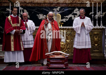 Vatikanstadt, 19. Mai 2018 - der Staat der Vatikanstadt (Heiliger Stuhl) Papst Franziskus der Ritus der Exequien für die kolumbianischen Kardinal Dario Castrillon Hoyos in der Altare della Cattedra in der Basilika von St. Peter im Vatikan den Vorsitz. Credit: Evandro Inetti/ZUMA Draht/Alamy leben Nachrichten Stockfoto