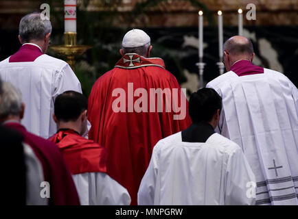 Vatikanstadt, 19. Mai 2018 - der Staat der Vatikanstadt (Heiliger Stuhl) Papst Franziskus der Ritus der Exequien für die kolumbianischen Kardinal Dario Castrillon Hoyos in der Altare della Cattedra in der Basilika von St. Peter im Vatikan den Vorsitz. Credit: Evandro Inetti/ZUMA Draht/Alamy leben Nachrichten Stockfoto