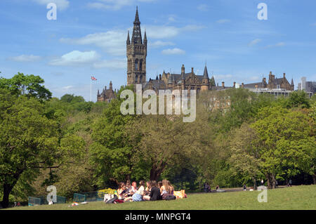 Glasgow, Schottland, Großbritannien, 19. Mai.de Wetter: Universität Glasgow fliegen die Union Flag in der Feier von der königlichen Hochzeit ungewöhnlich für einen nationalistischen Stadt Kelvingrove Park. Gerard Fähre / alamy Nachrichten Stockfoto