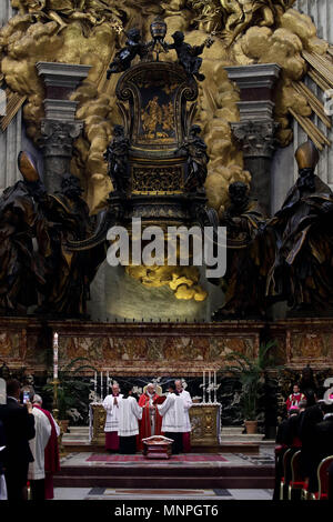 Vatikanstadt, 19. Mai 2018 - der Staat der Vatikanstadt (Heiliger Stuhl) Papst Franziskus der Ritus der Exequien für die kolumbianischen Kardinal Dario Castrillon Hoyos in der Altare della Cattedra in der Basilika von St. Peter im Vatikan den Vorsitz. Credit: Evandro Inetti/ZUMA Draht/Alamy leben Nachrichten Stockfoto