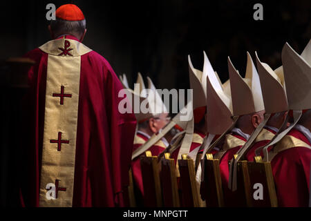 Vatikanstadt, 19. Mai 2018 - der Staat der Vatikanstadt (Heiliger Stuhl) Papst Franziskus der Ritus der Exequien für die kolumbianischen Kardinal Dario Castrillon Hoyos in der Altare della Cattedra in der Basilika von St. Peter im Vatikan den Vorsitz. Credit: Evandro Inetti/ZUMA Draht/Alamy leben Nachrichten Stockfoto