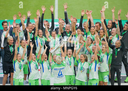 19. Mai 2018, Deutschland, Köln: Fußball, Frauen: Deutscher Fußball-Bund (DFB) (lit. Deutscher Fußball-Bund) Schale, Bayern München vs VfL Wolfsburg, Finale in RhineEnergyStadium: Wolfsburg Spieler feiern mit der Schale. (EMBARGO BEDINGUNGEN - ACHTUNG: Der DFB verbietet die Nutzung und Veröffentlichung der sequenziellen Bilder auf das Internet und andere Onlinemedien während des Spiels (einschließlich der halben Zeit). Achtung: SPERRFRIST! Der DFB erlaubt die weitere Nutzung und Veröffentlichung der Bilder für mobile Dienste (insbesondere MMS) und für die erst nach dem Ende des Matches DVB-H und DMB). Stockfoto