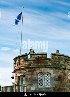 Dirleton, East Lothian, Schottland, UK, 19. Mai 2018. Dirleton Castle Angriff Re-enactment. Die historische Saltire Society staging a tongue-in-cheek Re-enactment eines Angriffs von Robert the Bruce, König von Schottland, um 1311, das Schloss aus dem Englischen, in authentischer Kleidung und Rüstung in die historische Umgebung Schottland Dirleton Castle. Ein dummy Aussichtspunkt auf Schloss Stadtmauer mit Ein saltire St Andrew's Cross Flag flying Stockfoto