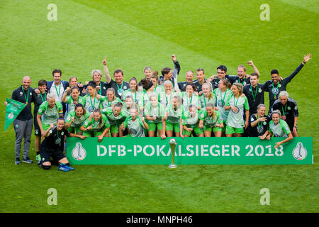 19. Mai 2018, Deutschland, Köln: Fußball, Frauen: Deutscher Fußball-Bund (DFB) (lit. Deutscher Fußball-Bund) Schale, Bayern München vs VfL Wolfsburg, Finale in RhineEnergyStadium: Wolfsburg Spieler feiern mit der Schale. (EMBARGO BEDINGUNGEN - ACHTUNG: Der DFB verbietet die Nutzung und Veröffentlichung der sequenziellen Bilder auf das Internet und andere Onlinemedien während des Spiels (einschließlich der halben Zeit). Achtung: SPERRFRIST! Der DFB erlaubt die weitere Nutzung und Veröffentlichung der Bilder für mobile Dienste (insbesondere MMS) und für die erst nach dem Ende des Matches DVB-H und DMB). Stockfoto