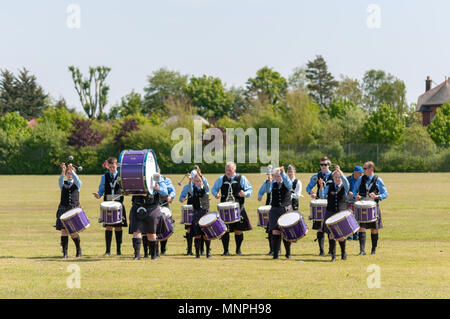 Paisley, Schottland, Großbritannien. 19 Mai, 2018. Über 150 Bands aus der ganzen Welt haben an der St James' Spielen der Felder in Paisley in der Britischen Pipe Band Meisterschaften zu konkurrieren. Abgebildeten Pipe Band spielen vor dem Wettkampf. Credit: Skully/Alamy leben Nachrichten Stockfoto