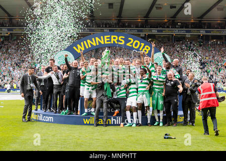 Hampden Park, Glasgow, UK. 19 Mai, 2018. Scottish Cup Final, Celtic gegen Motherwell; 19. Mai 2018, Hampden Park, Glasgow, Schottland, Scottish Cup Final, Celtic gegen Motherwell; Keltische squad Feiern im trophäedarstellung Credit: Aktion plus Sport/Alamy leben Nachrichten Stockfoto