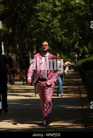 London, UK, 19. Mai London UK 2018 Menschen feiern die königliche Hochzeit in London UK Credit: Emin Ozkan/Alamy leben Nachrichten Stockfoto