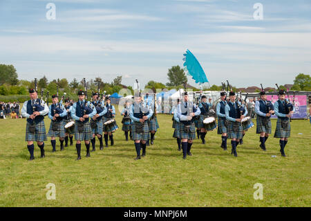 Paisley, Schottland, Großbritannien. 19 Mai, 2018. Über 150 Bands aus der ganzen Welt haben an der St James' Spielen der Felder in Paisley in der Britischen Pipe Band Meisterschaften zu konkurrieren. Abgebildeten Pipe Band spielen vor dem Wettkampf. Credit: Skully/Alamy leben Nachrichten Stockfoto