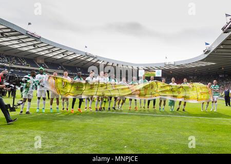 Hampden Park, Glasgow, UK. 19 Mai, 2018. Scottish Cup Final, Celtic gegen Motherwell; 19. Mai 2018, Hampden Park, Glasgow, Schottland, Scottish Cup Final, Celtic gegen Motherwell; Keltische Squad feiern mit doppelter Höhen banner Credit: Aktion plus Sport/Alamy leben Nachrichten Stockfoto