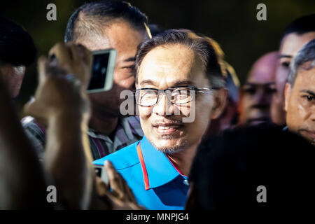 Kuala Lumpur, Malaysia. 16 Mai, 2018. Datuk Seri Anwar Ibrahim ein freier Mann, Mob von Anhängern in Kuala Lumpur. © Danny Chan/Alamy leben Nachrichten Stockfoto