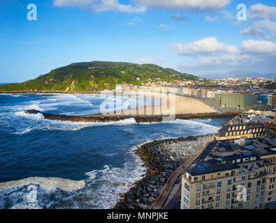 Luftaufnahme von Zurriola Strand, Kursaal Palace an der Mündung des Flusses Urumea mit Monte Ulia im Hintergrund bei sonnigen Tag. San Sebastian. Guipúzcoa. Stockfoto