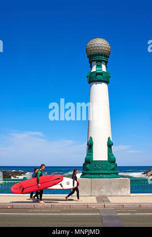 Surfer mit ihren Surfbrettern Kreuzung Kursaal Brücke in San Sebastian an der sonnigen Tag. Donostia, San Sebastian, Guipuzcoa, Baskenland, Spanien. Stockfoto