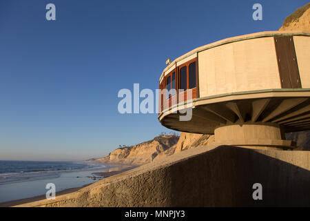 Der Pavillon Haus, schwarzen Strand, La Jolla, Ca. Auch als Pilz Haus, die Dale Naegle - Home auf Schwarzen Strand ist von Buzz Woolley Besitz bekannt. Stockfoto