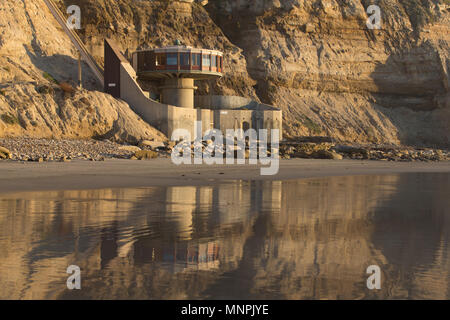 Der Pavillon Haus, schwarzen Strand, La Jolla, Ca. Auch als Pilz Haus, die Dale Naegle - Home auf Schwarzen Strand ist von Buzz Woolley Besitz bekannt. Stockfoto