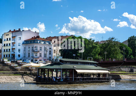 Nis, Serbien - Mai 16, 2018: Floating Restaurant am Fluss Nisava an einem sonnigen Tag und Stadt Landschaft. Touristische Attraktion in der Stadt Nis, Serbien Stockfoto