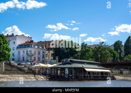 Nis, Serbien - Mai 16, 2018: Floating Restaurant am Fluss Nisava an einem sonnigen Tag und Stadt Landschaft. Touristische Attraktion in der Stadt Nis, Serbien Stockfoto