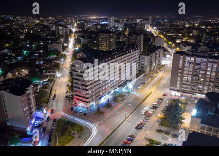 Nis, Serbien - Mai 16, 2018 nächtliche Stadtbild von Nis mit Gebäuden und Straße mit Licht der Autos. Lange exposition Konzept. Stockfoto