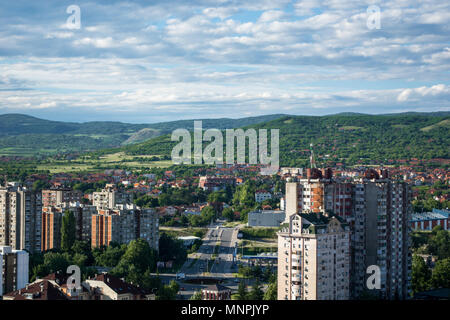 Nis, Serbien - Mai 16, 2018 Panoramablick auf die Stadt Blick auf die Stadt Nis mit Gebäuden und blauer Himmel mit weißen Wolken Stockfoto