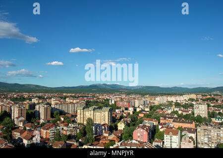 Nis, Serbien - Mai 16, Landschaft 2018 mit Stadtbild und Landschaft von Nis-Stadt. Gebäude und blauer Himmel mit Wolken in der Stadt Nis, Serbien Stockfoto