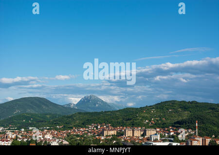 Nis, Serbien - Mai 16, Landschaft 2018 mit Stadtbild und Landschaft von Nis-Stadt. Gebäude und blauer Himmel mit Wolken und Berge in der Ferne Stockfoto