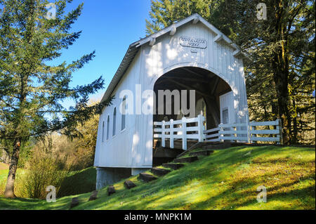 1926 erbaut, Ritner Creek Bridge war lange Zeit ein Treffpunkt für Reisende auf der Kings Valley Highway in Oregon. Stockfoto