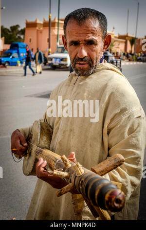 Straßenmusiker in Tazenakht, südlichen Marokko, Afrika Stockfoto