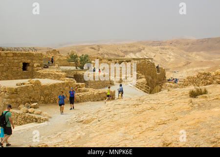 Einige der rekonstruierten Ruinen der antiken jüdischen clifftop Festung von Masada im Süden Israels. Szene eines historischen Massenselbstmord von Juden Stockfoto