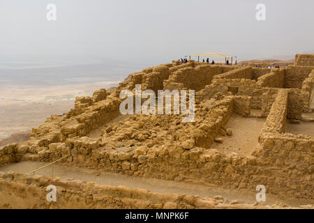 Einige der rekonstruierten Ruinen der antiken jüdischen clifftop Festung von Masada im Süden Israels. Szene eines historischen Massenselbstmord von Juden Stockfoto